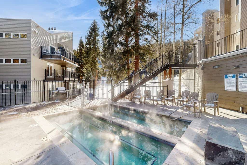 Cozy ski-in/out condo with shared hot tub and pool,  mountain views