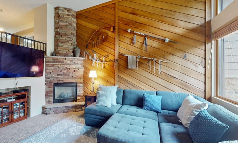Ski-in/ski-out townhome w/ garage, shared pool/hot tub, steps to lifts/Main St