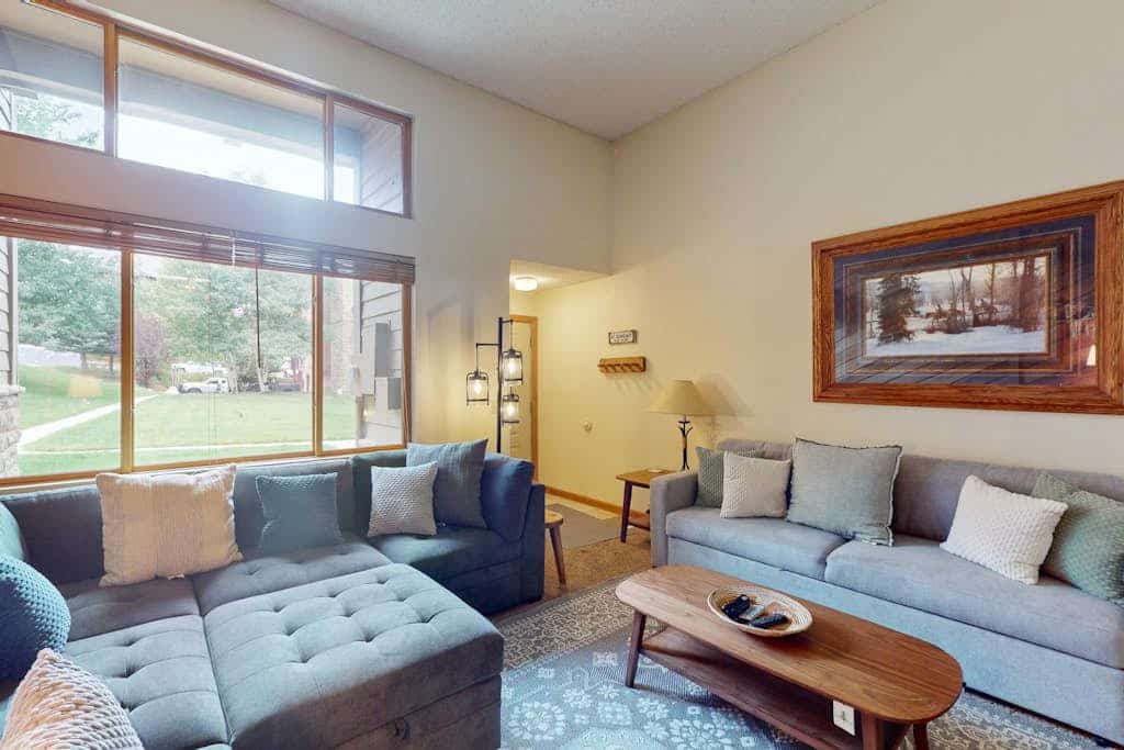 Ski-in/ski-out townhome w/ garage, shared pool/hot tub, steps to lifts/Main St