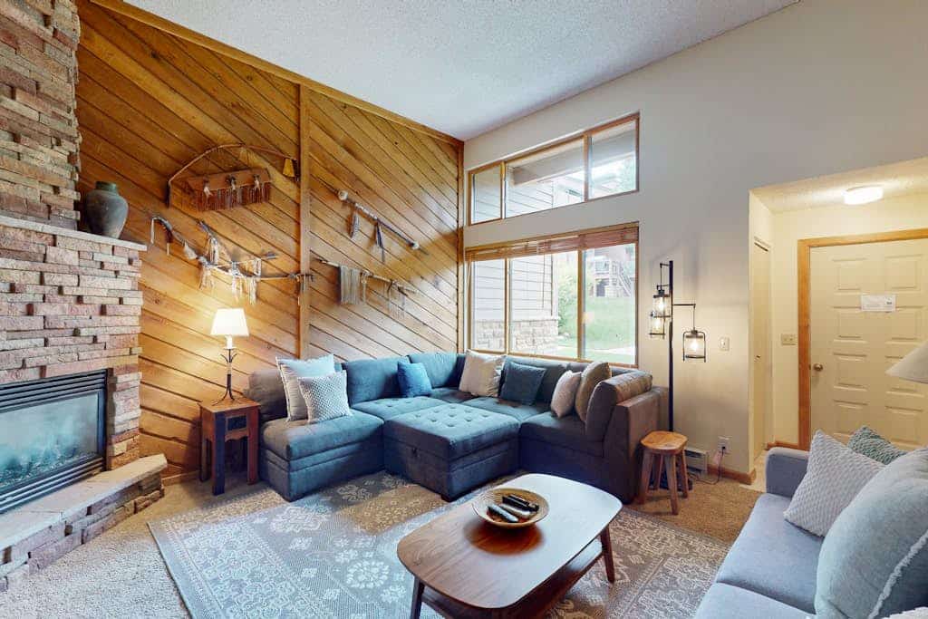Ski-in/ski-out townhome w/ garage, shared pool/hot tub, steps to lifts/Main St
