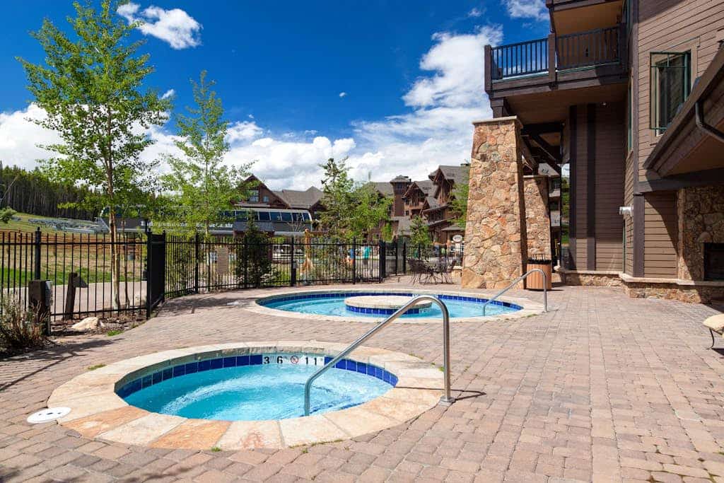 Ski-in/ski-out luxury w/ shared hot tubs, pools, & unobstructed mountain views