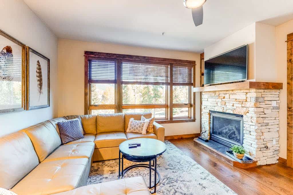 Beautiful ski-in/ski-out villa with shared game room, hot tub, pool, & gym