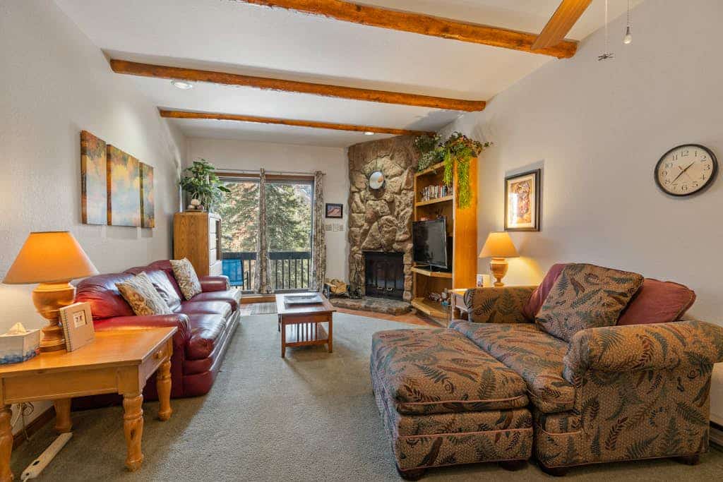 Mountain view condo in Cascade Village w/ easy access to trails