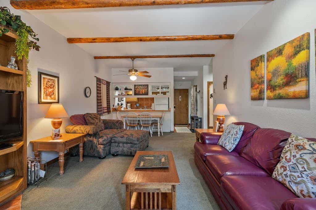 Mountain view condo in Cascade Village w/ easy access to trails