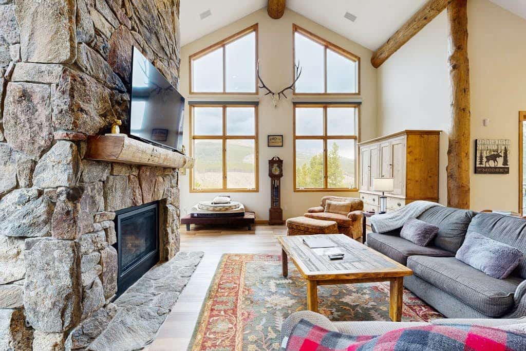 Mountain getaway with private hot tub, ping pong table, and dog-friendly
