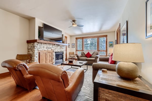 Amazing mountain villa with shared amenities & fireplace - near downtown