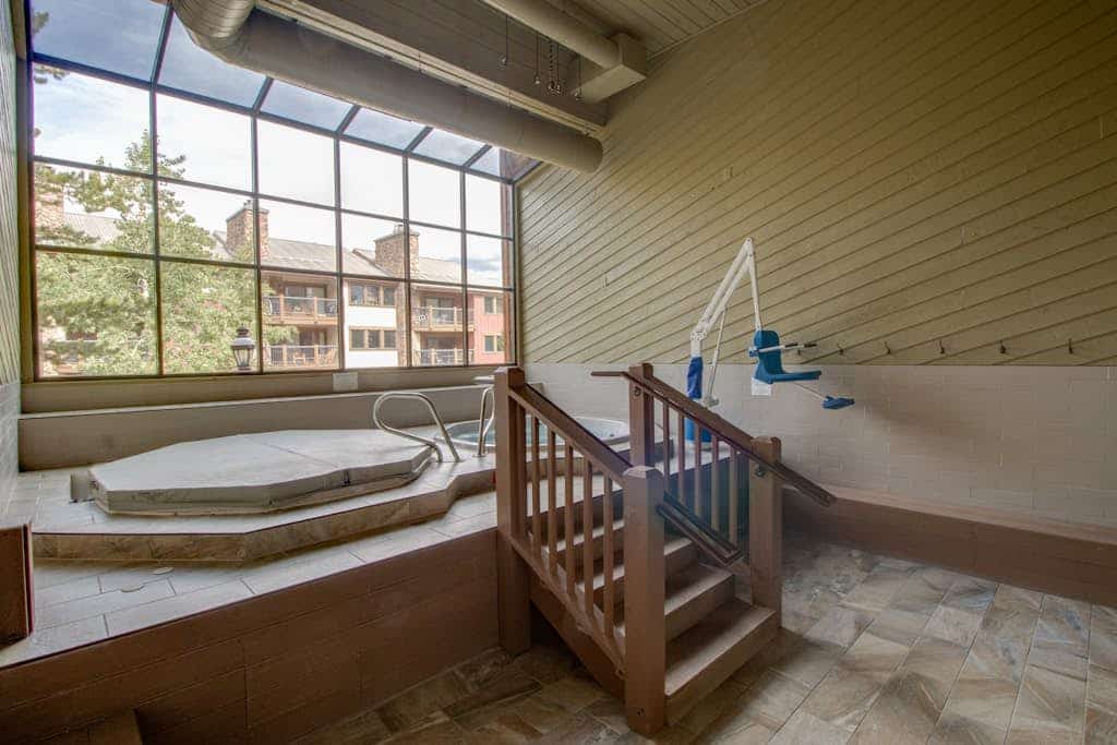 In-town condo with ideal walk-to-lifts location, pool, hot tubs & sauna