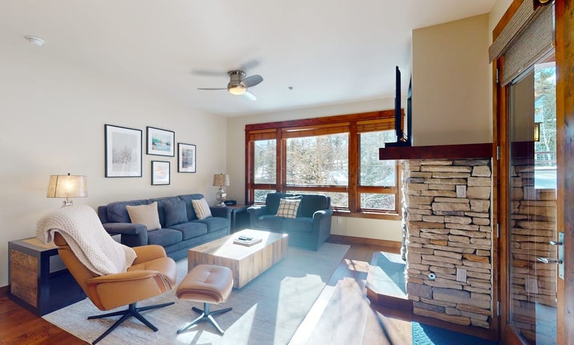 Luxury ski-in/out condo with outdoor pool, hot tubs, gym & game room