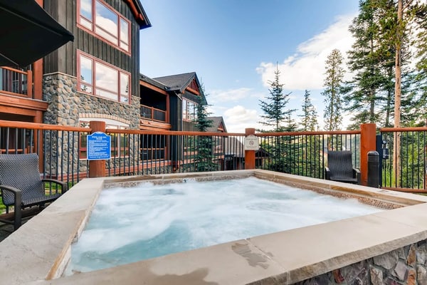 Luxury ski-in/out condo with outdoor pool, hot tubs, gym & game room