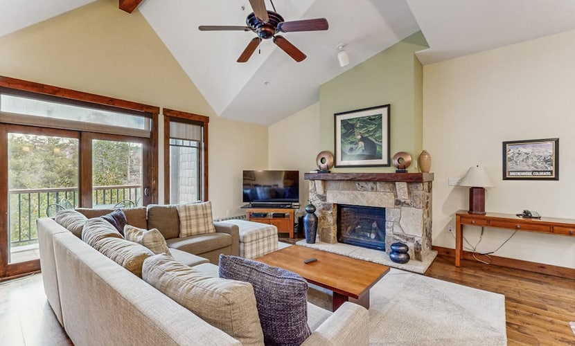 Spacious, walk-to-lift condo with vaulted ceilings, pool, hot tubs & gym