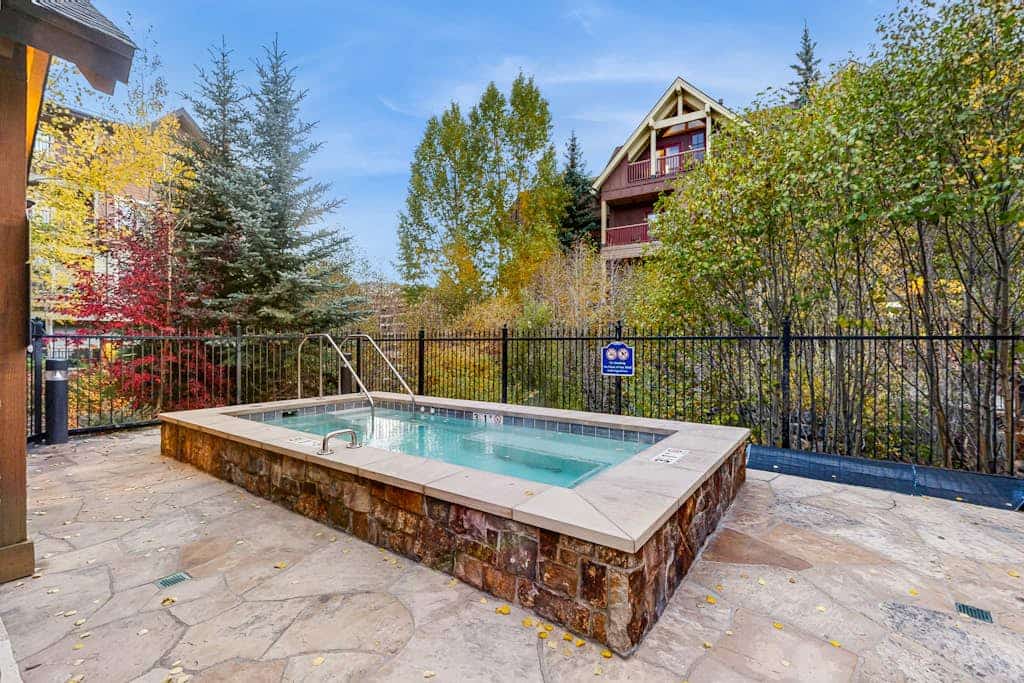 Spacious, walk-to-lift condo with vaulted ceilings, pool, hot tubs & gym