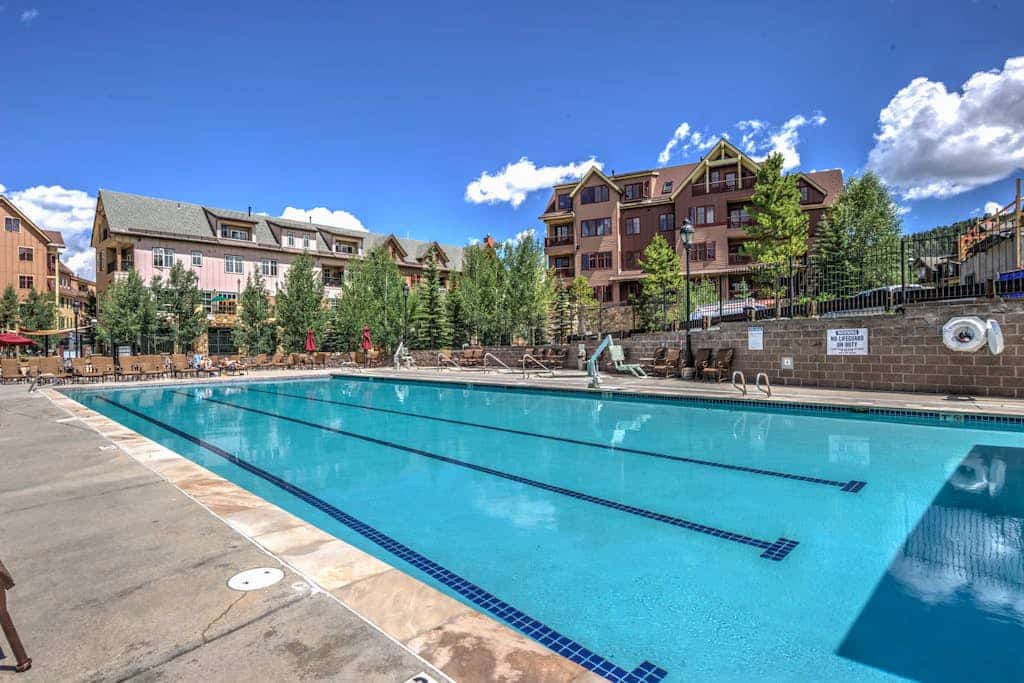 Lovely condo in downtown Breck with hot tubs, pool & gym - walk to lifts