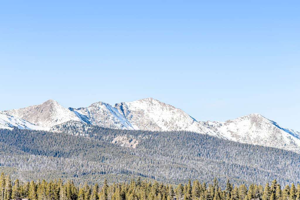 Centrally located condo with mountain view, hot tubs & pool - walk to lifts