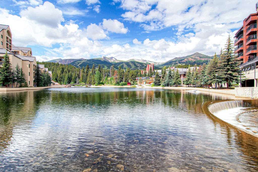 Downtown, 3rd-floor condo next to Peak 9 base with hot tubs, pool & fireplace