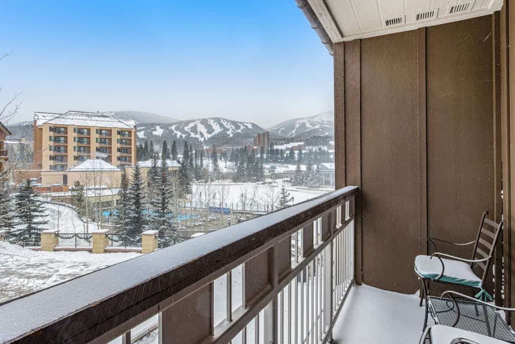 Downtown condo with mountain view, pool, hot tubs & gym - walk to lifts