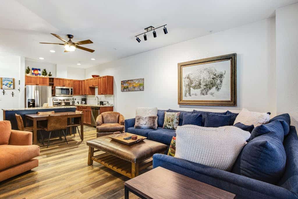 Downtown condo with mountain view, pool, hot tubs & gym - walk to lifts