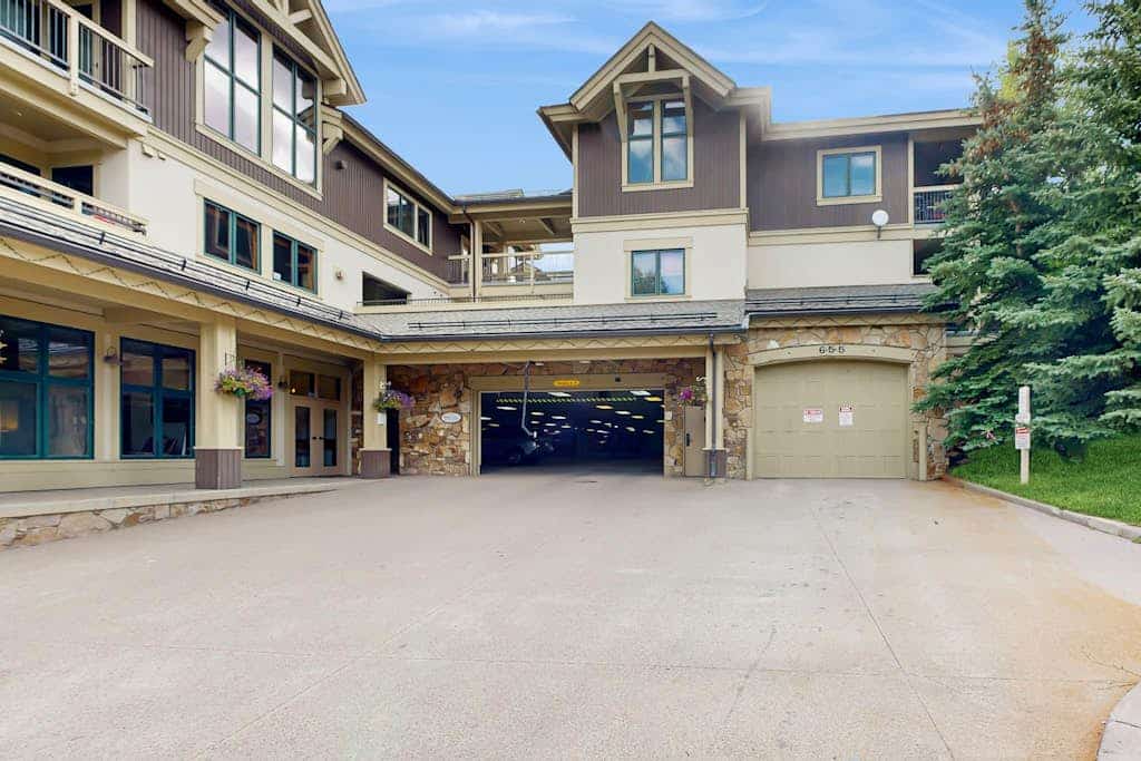 Ski-in/out condo with woodland views, furnished balcony, hot tubs, gym & sauna