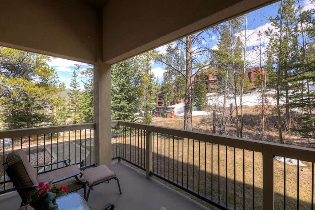Ski-in/out condo with woodland views, furnished balcony, hot tubs, gym & sauna