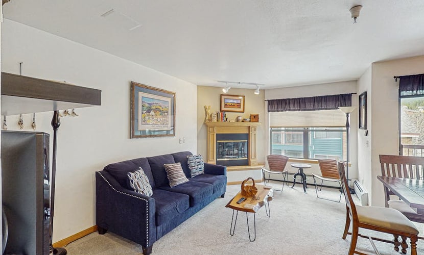 Ski villa located just a block from Main Street with pool, hot tub, & WiFi