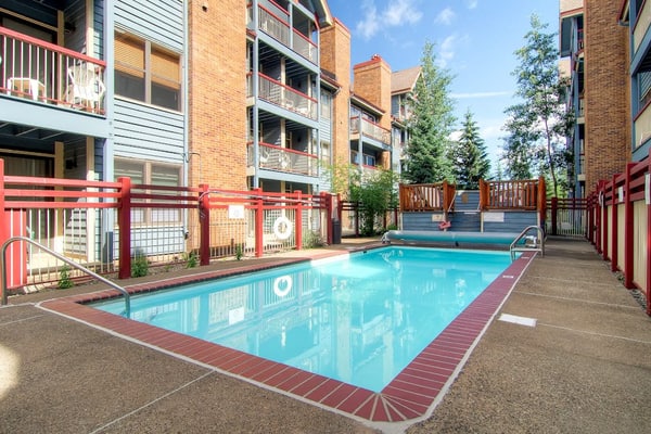 Ski villa located just a block from Main Street with pool, hot tub, & WiFi