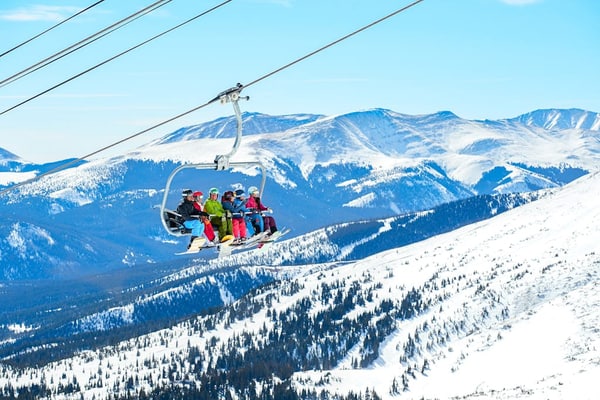 Ski villa located just a block from Main Street with pool, hot tub, & WiFi
