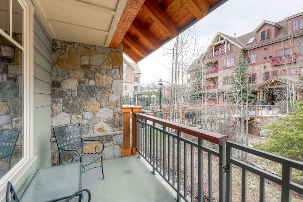 Lovely condo with pool, hot tubs & gym - next to Peak 9 lifts/downtown