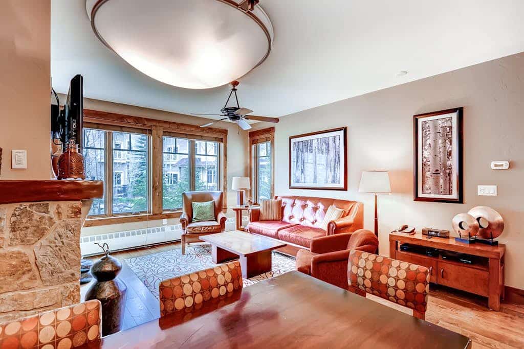 Lovely condo with pool, hot tubs & gym - next to Peak 9 lifts/downtown