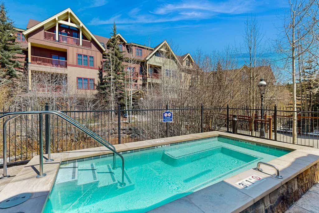 Luxury condo with balcony, pool, hot tubs & gym - walk to lifts/downtown