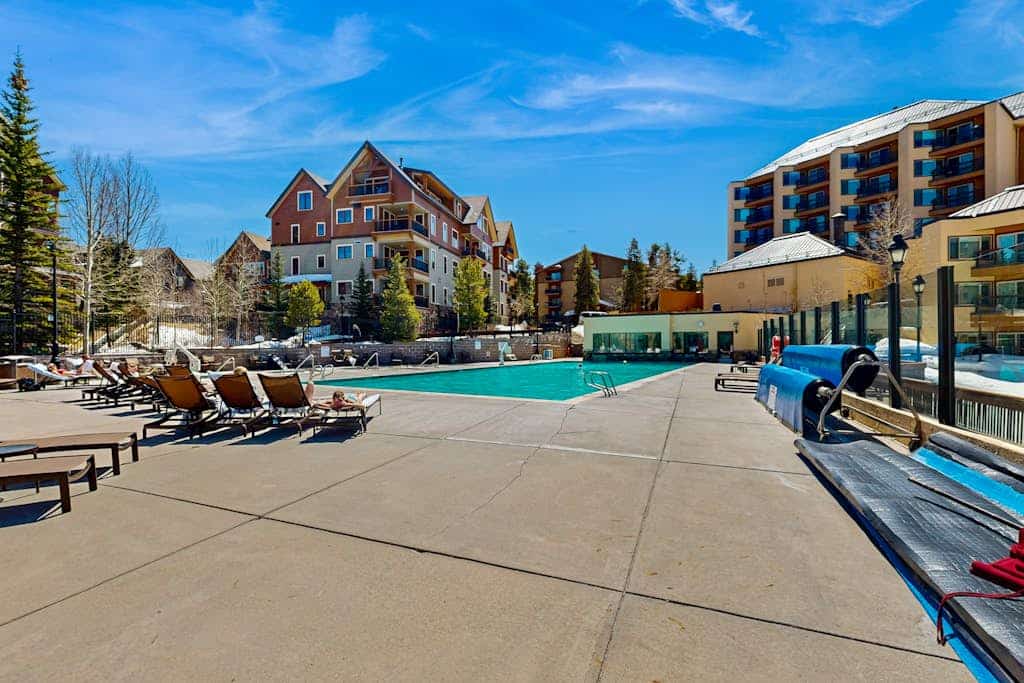 Luxury condo with balcony, pool, hot tubs & gym - walk to lifts/downtown