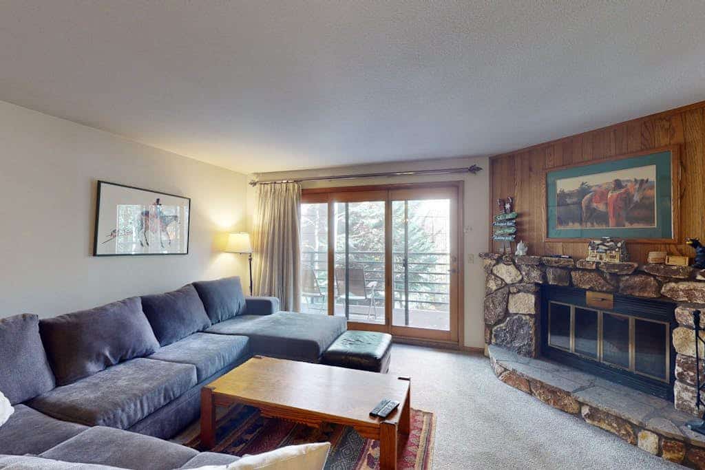 Conveniently Located Condo with Shared Pool, Hot Tub - Walk to Slopes