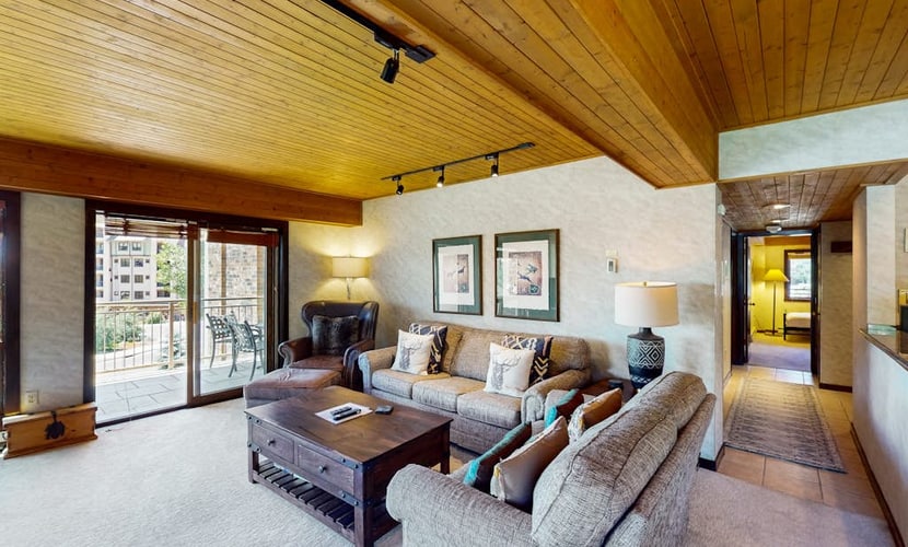 Steps to the gondola Bright condo w/ fireplace, W/D & shared hot tubs/firepit