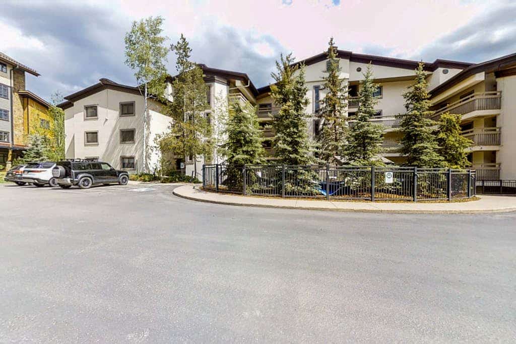 Steps to the gondola Bright condo w/ fireplace, W/D & shared hot tubs/firepit