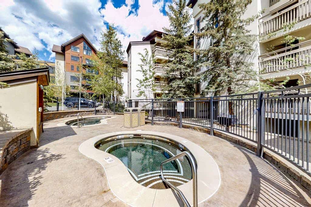 Steps to the gondola Bright condo w/ fireplace, W/D & shared hot tubs/firepit