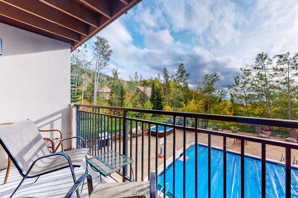 Beautiful studio close to Thunderhead Lift w/shared pool & hot tub, WiFi, deck