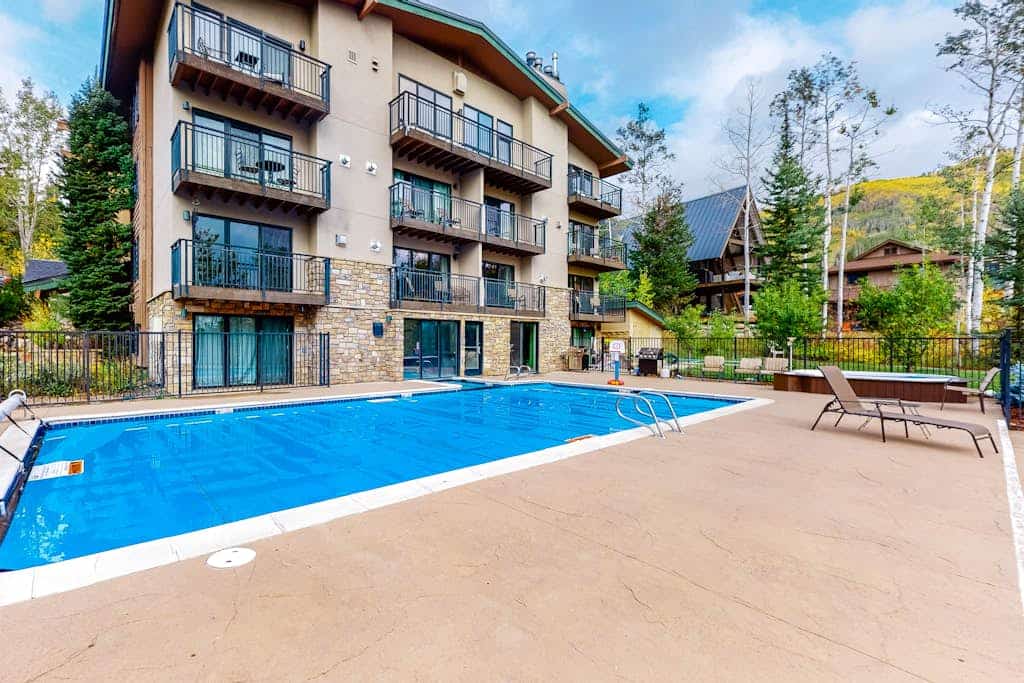 Beautiful studio close to Thunderhead Lift w/shared pool & hot tub, WiFi, deck