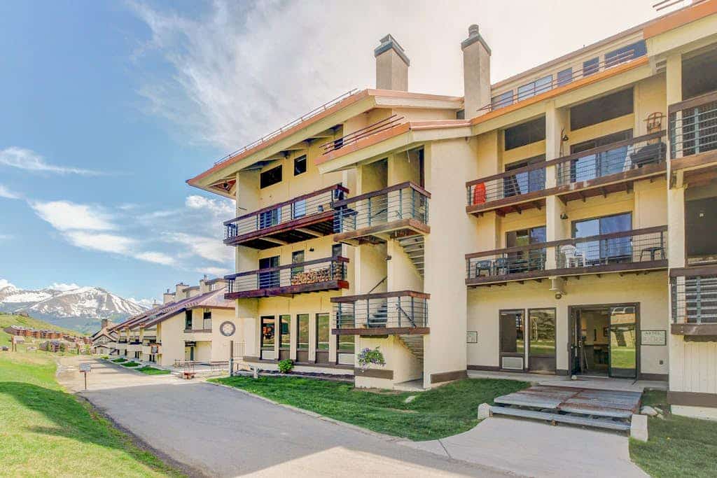 Ski-in/out condo at the base of Silver Queen lift with seasonal hot tub