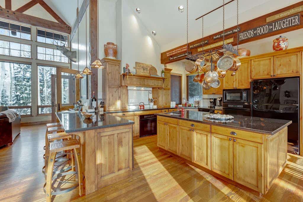 Secluded luxury cabin w/ game room & mountain views - close to skiing