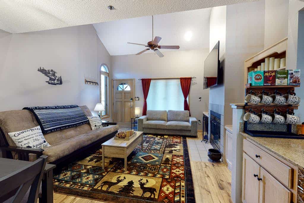 2-story townhouse + loft with fast WiFi, wood fireplace & great location