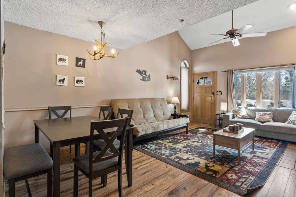 2-story townhouse + loft with fast WiFi, wood fireplace & great location