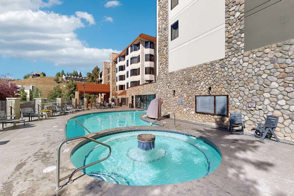 Efficient Mountain Escape W/ Murphy Bed, Shared Pool, Slope Access & Kitchenette