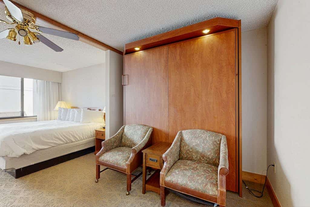 Efficient Mountain Escape W/ Murphy Bed, Shared Pool, Slope Access & Kitchenette