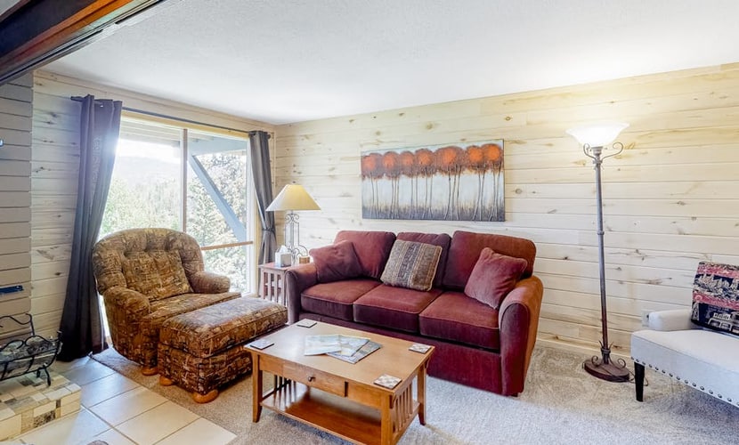 Beautiful mountain home steps to ski slopes with fireplace
