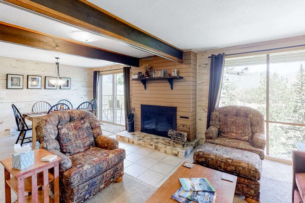 Beautiful mountain home steps to ski slopes with fireplace