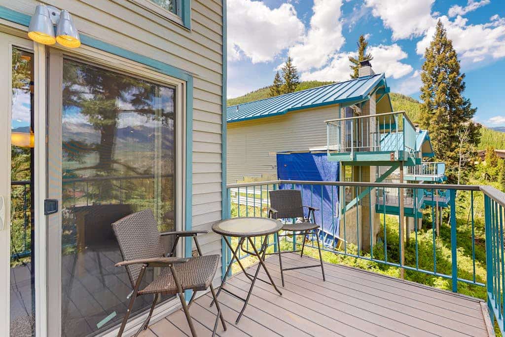 Beautiful mountain home steps to ski slopes with fireplace