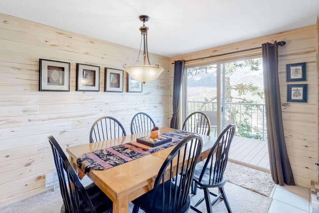Beautiful mountain home steps to ski slopes with fireplace