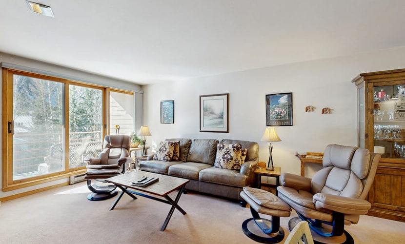 Cozy Condo with Great Views, Shared Pool & Hot Tub - 350 Yards to the Slopes