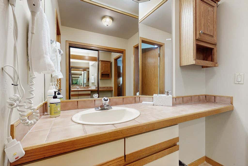 Ski Run Condominiums 203