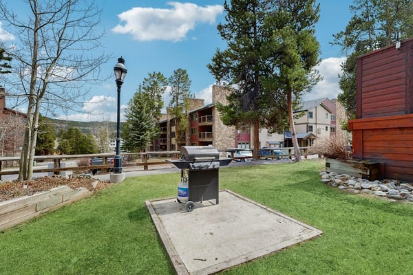 Cozy mountain condo with ski-in access, hot tub & stunning views