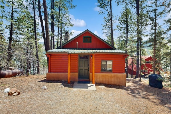 Waterfront cabin on Vallecito Lake with WiFi, large deck, & lake views