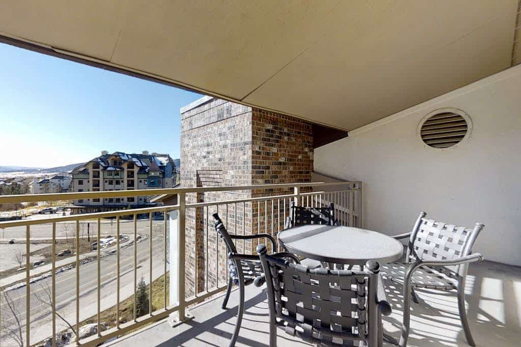 Mountain view condo w/ fireplace, W/D, shared hot tubs - steps to gondola